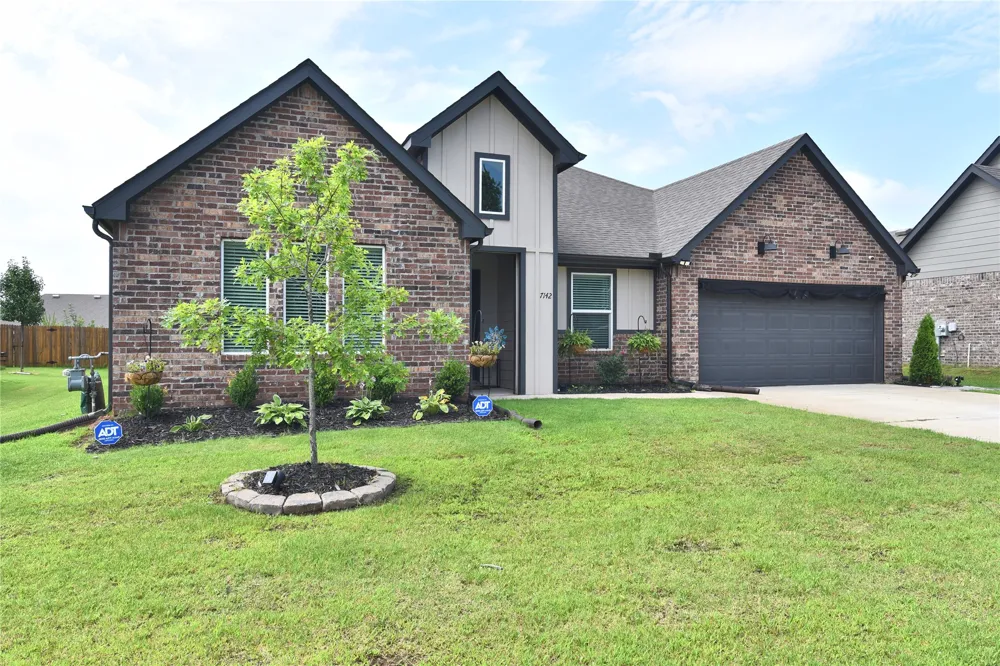 7142 E 154 STREET S Bixby, OK 74008