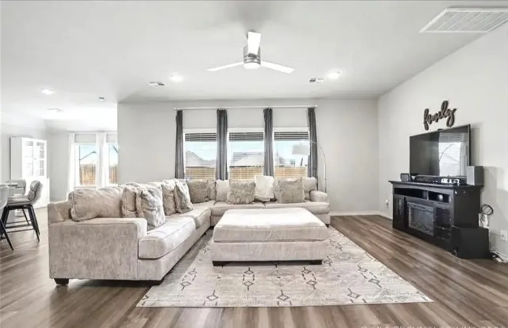 7142 E 154 STREET S Bixby, OK 74008