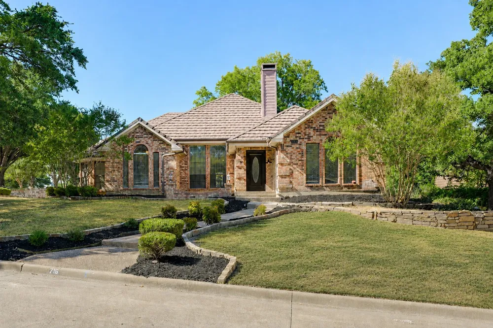 716 Ashley Drive Hurst, TX 76054