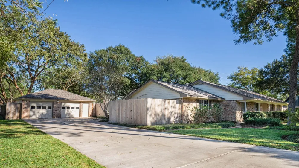 921 Victoria Drive Richmond, TX 77469