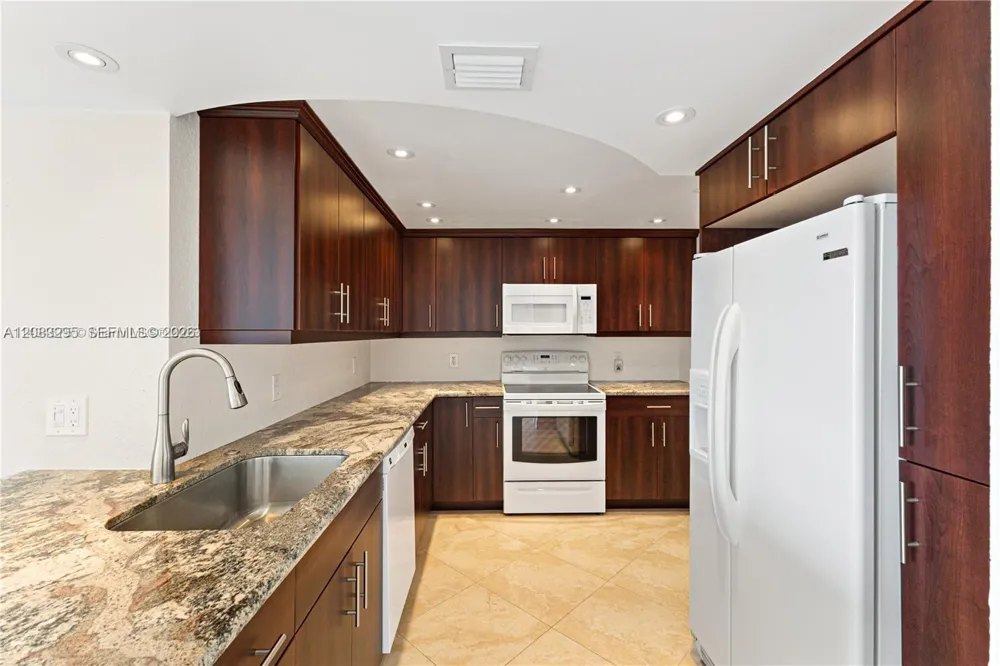 13155 Ixora Ct #905 North Miami, FL 33181