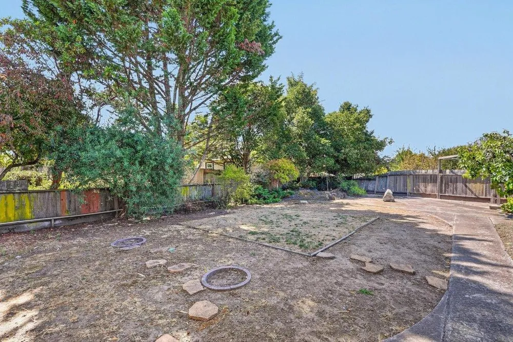 25 Brook Court Watsonville, CA 95076