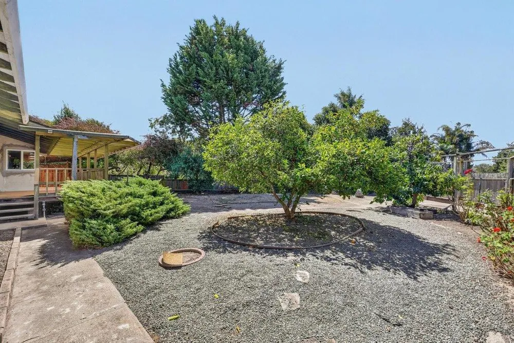 25 Brook Court Watsonville, CA 95076