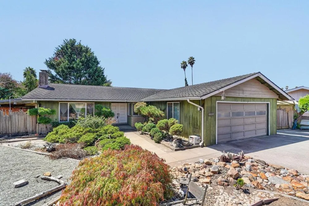 25 Brook Court Watsonville, CA 95076