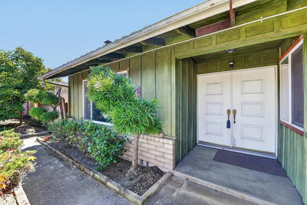25 Brook Court Watsonville, CA 95076