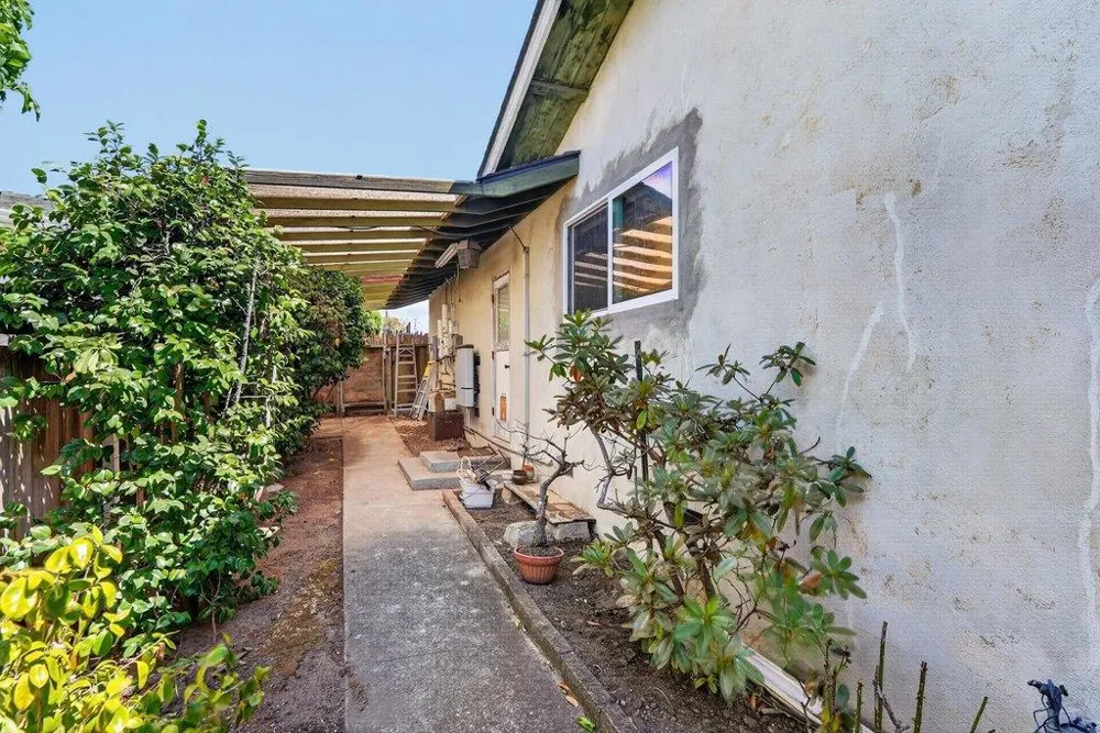 25 Brook Court Watsonville, CA 95076