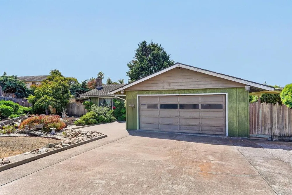 25 Brook Court Watsonville, CA 95076