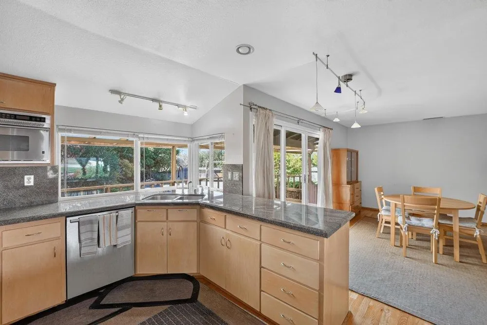 25 Brook Court Watsonville, CA 95076