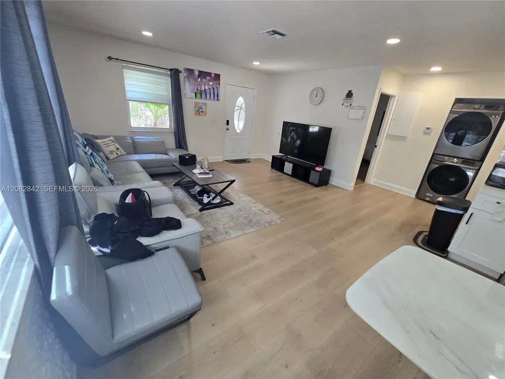 203 NE 2nd Ave #203 Dania Beach, FL 33004
