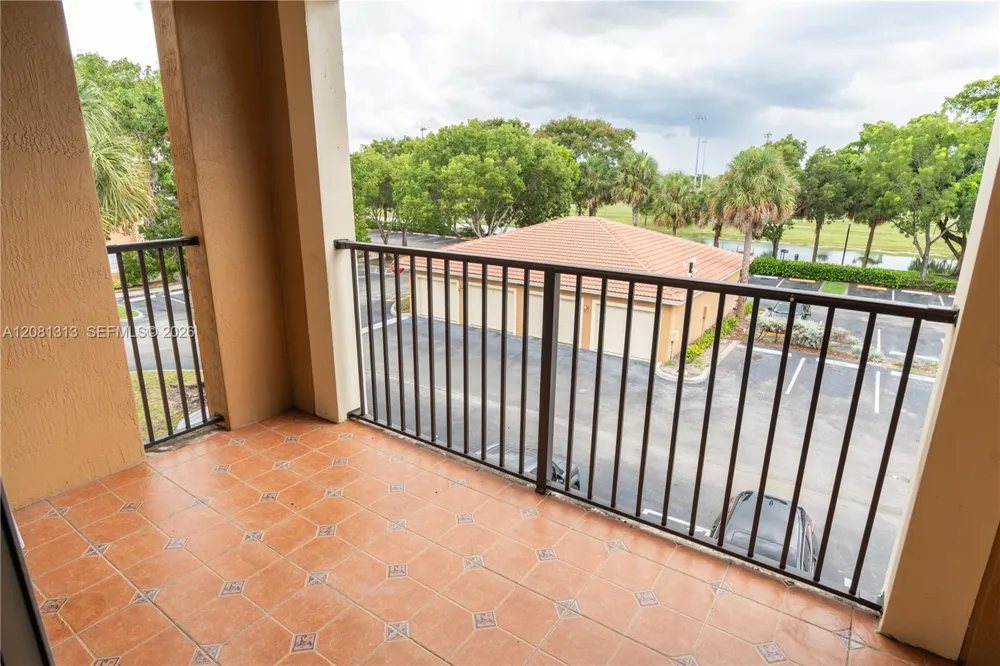 7920 Nob Hill Rd #305 Tamarac, FL 33321
