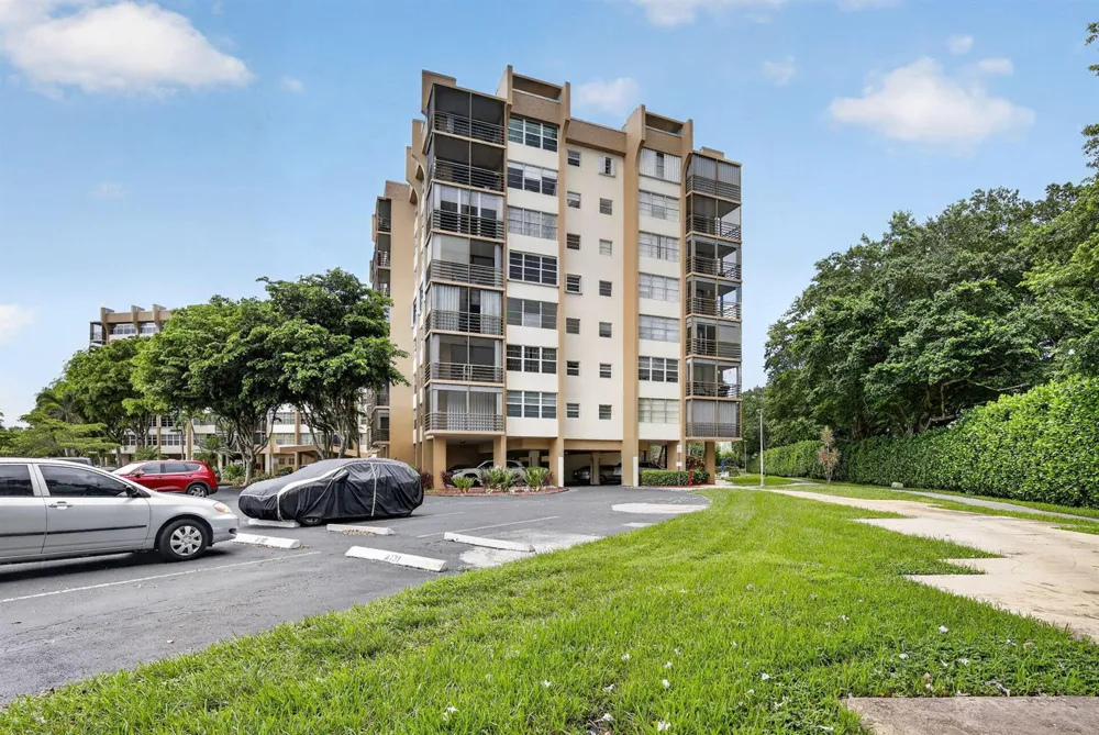 1400 Saint Charles Place #313 Pembroke Pines, FL 33026