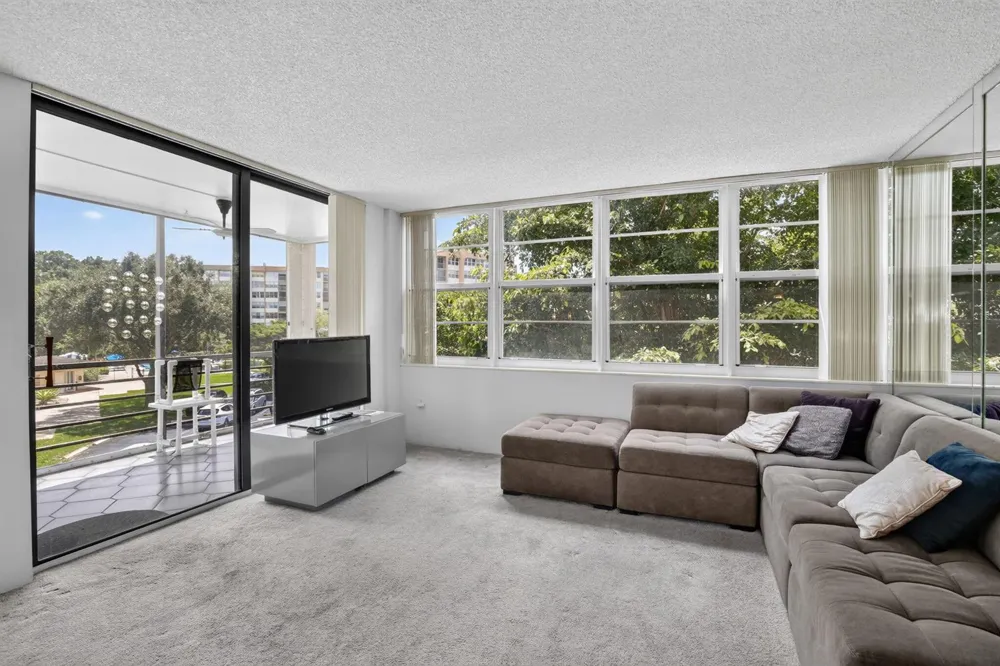 1400 Saint Charles Place #313 Pembroke Pines, FL 33026