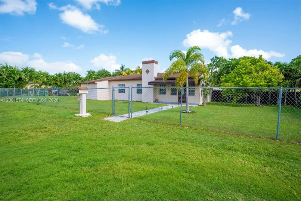 141 NE 14th St Homestead, FL 33030