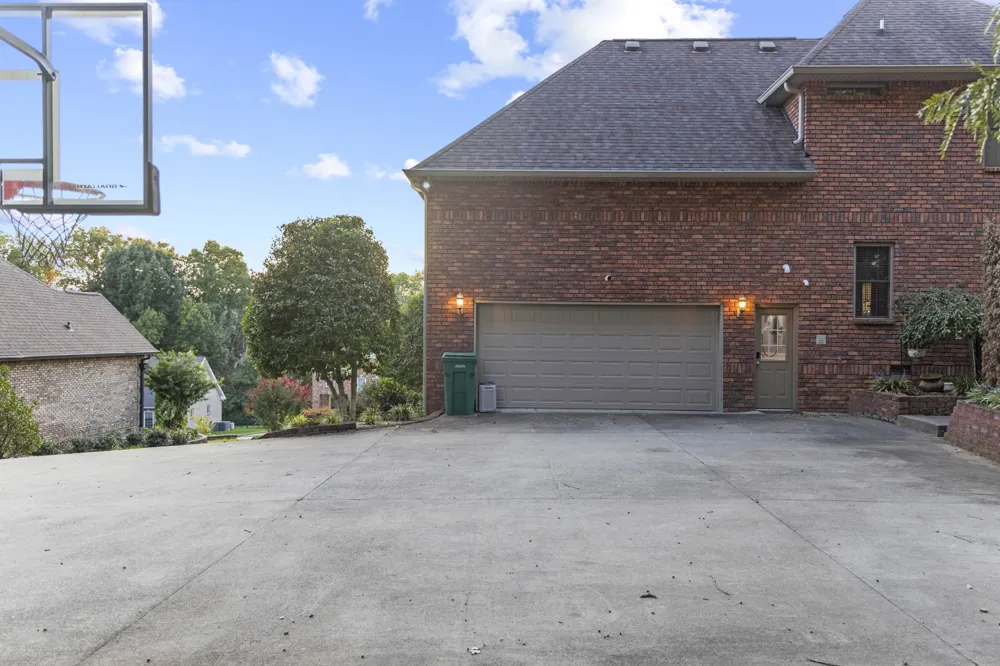 2006 Mossy Oak Cir Clarksville, TN 37043