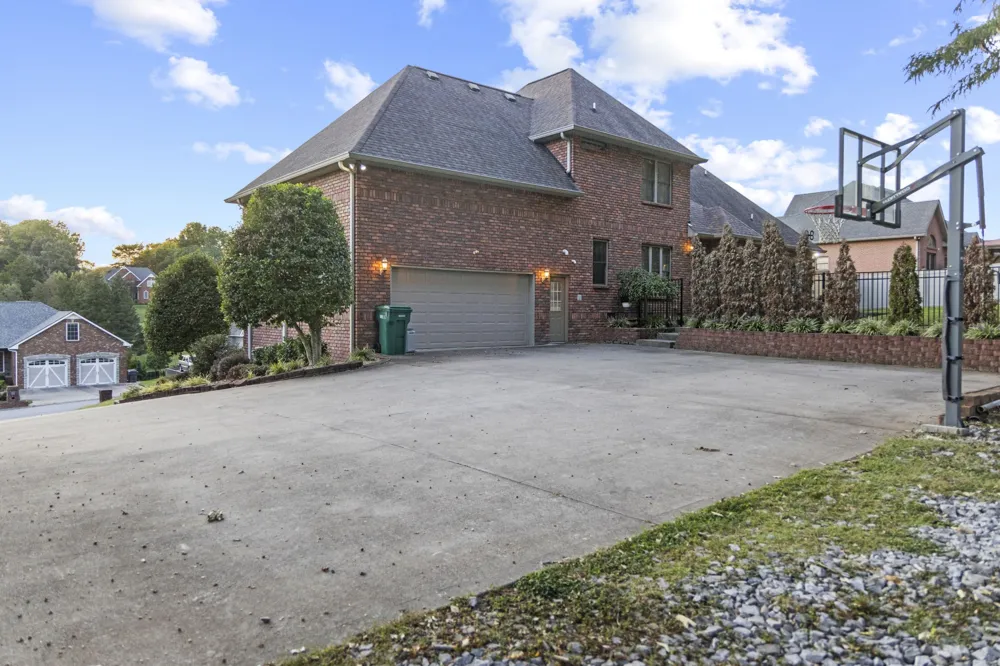 2006 Mossy Oak Cir Clarksville, TN 37043