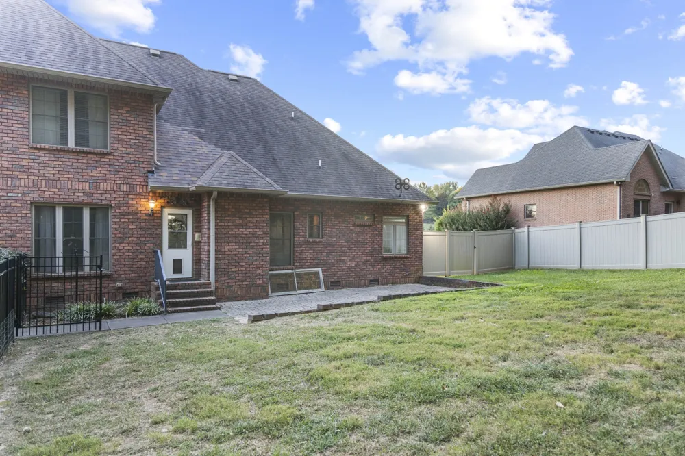 2006 Mossy Oak Cir Clarksville, TN 37043