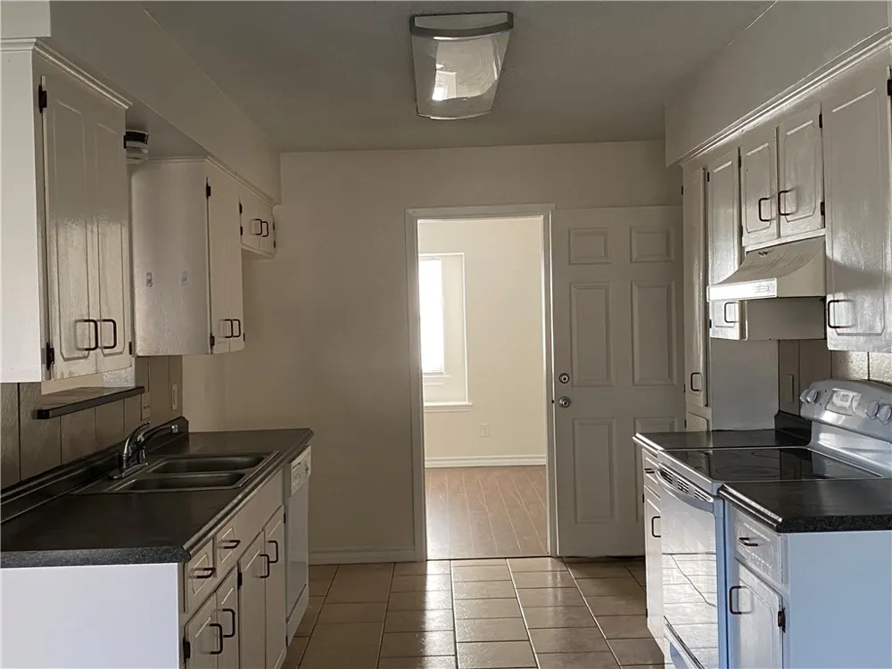 2204 Matagorda Drive Portland, TX 78374