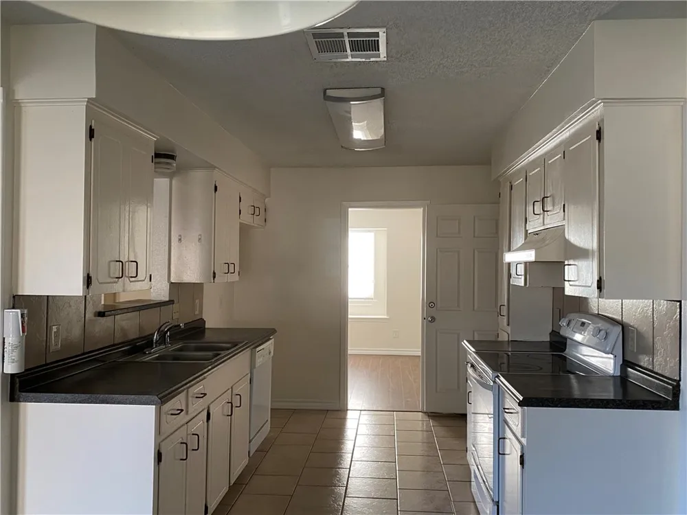 2204 Matagorda Drive Portland, TX 78374