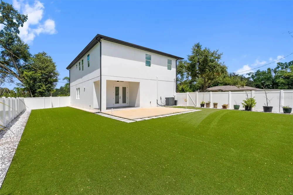 902 W SLIGH AVENUE Tampa, FL 33604
