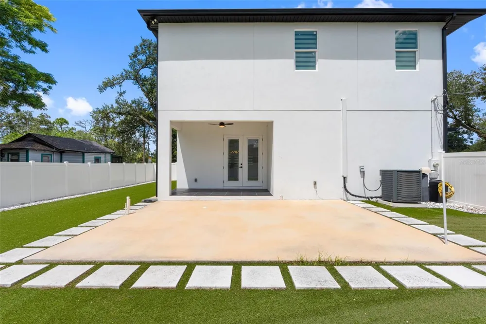 902 W SLIGH AVENUE Tampa, FL 33604