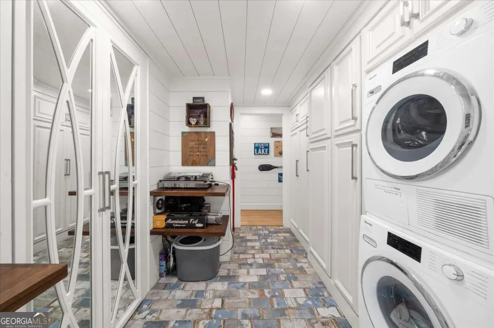 5823 Lakeshore DR Buford, GA 30518