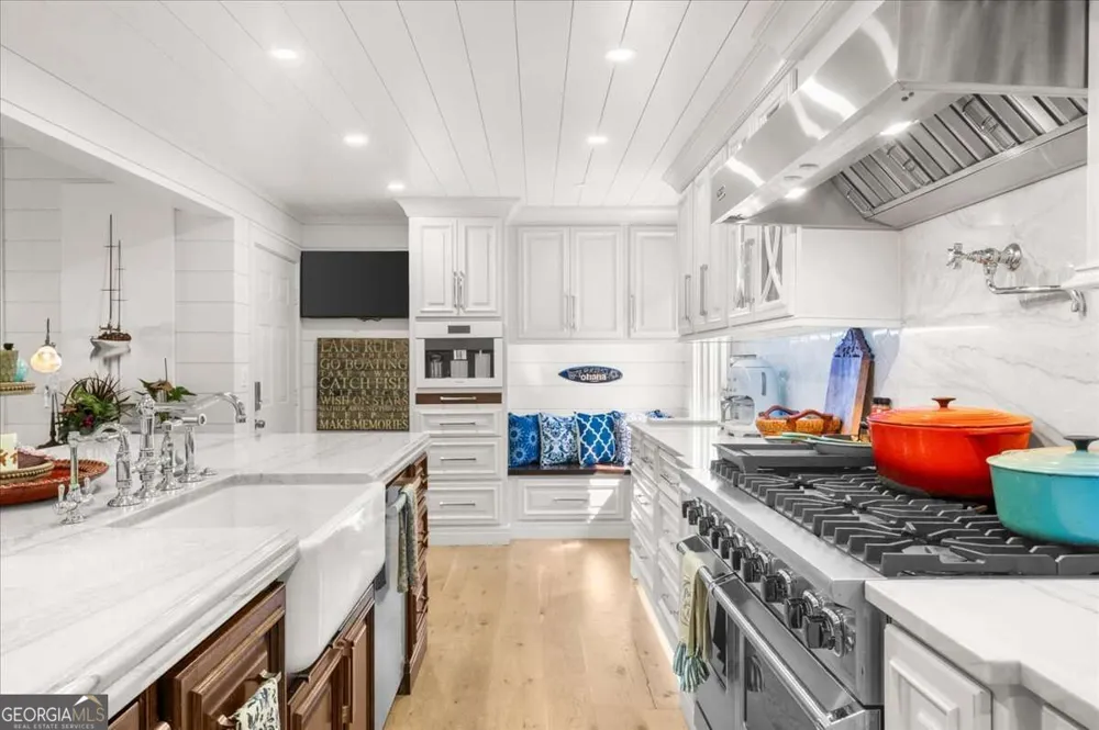 5823 Lakeshore DR Buford, GA 30518