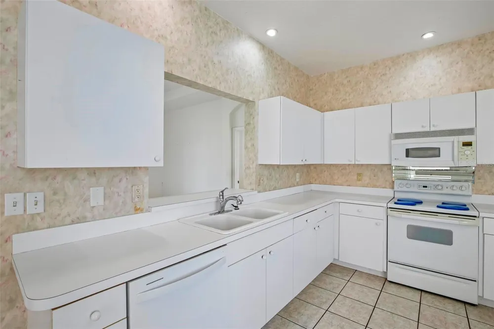 1104 VILLEROY DRIVE Sun City Center, FL 33573