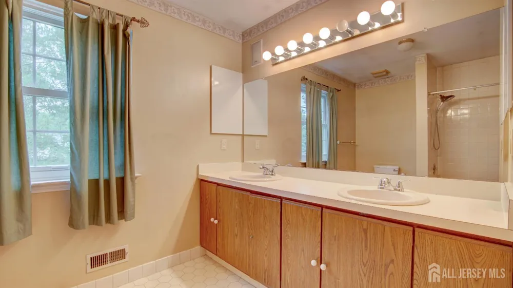 8 Forden Court Sayreville, NJ 08872