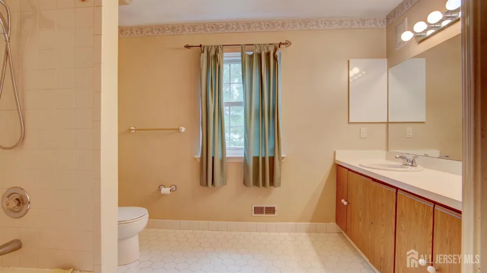8 Forden Court Sayreville, NJ 08872