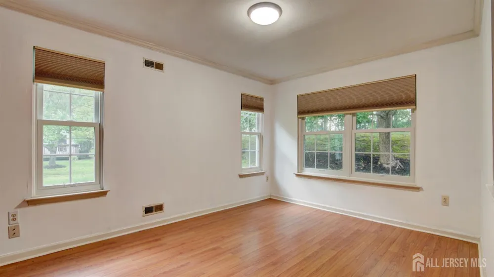 8 Forden Court Sayreville, NJ 08872