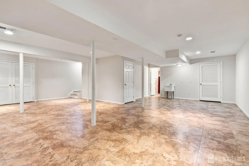 39 Hamilton Avenue Edison, NJ 08820