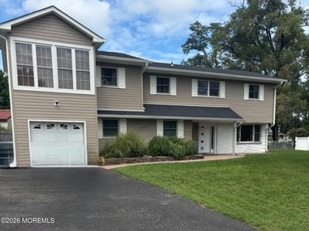 33 Barbara Lane Oakhurst, NJ 07755