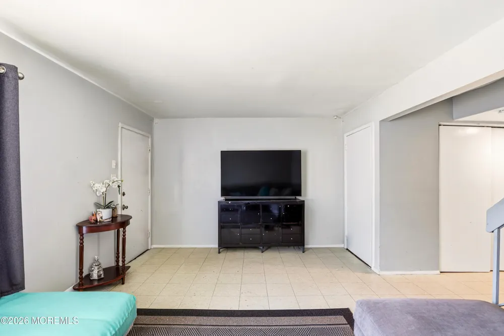 111 Williamsburg Lane Lakewood, NJ 08701