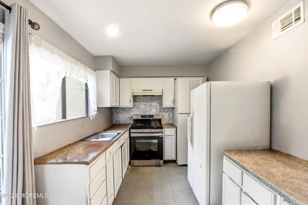 111 Williamsburg Lane Lakewood, NJ 08701