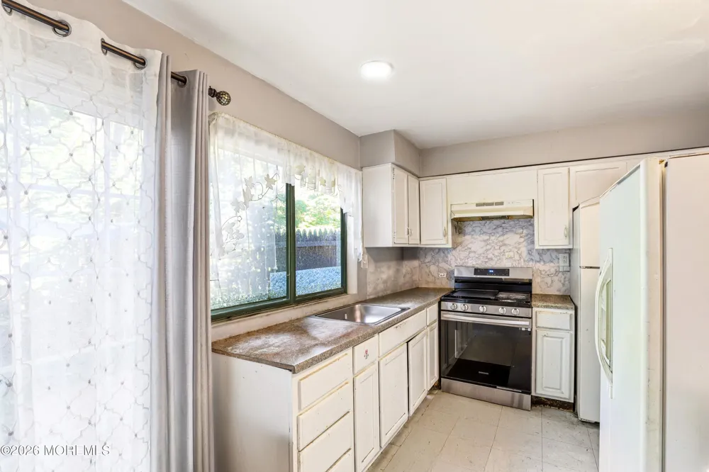 111 Williamsburg Lane Lakewood, NJ 08701