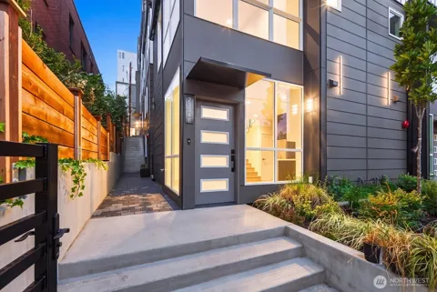 2334 Franklin Avenue E #E