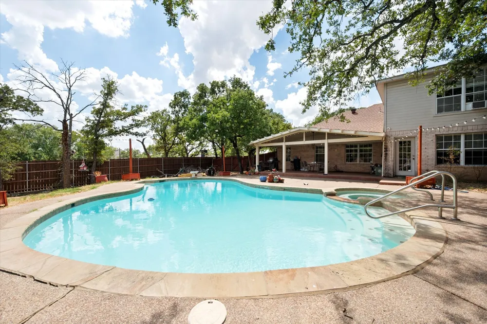 512 Shady Oaks Trail Burleson, TX 76028