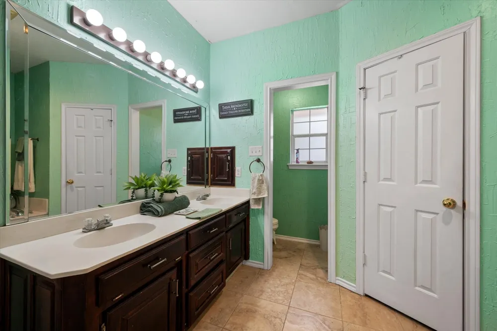 512 Shady Oaks Trail Burleson, TX 76028