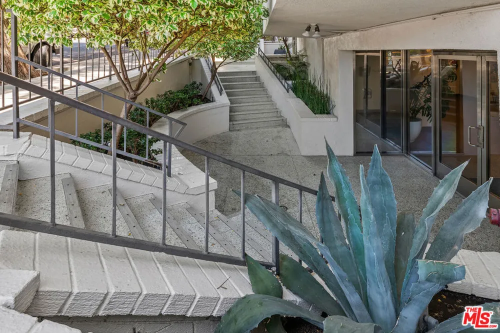 960 Larrabee Street #328 West Hollywood, CA 90069