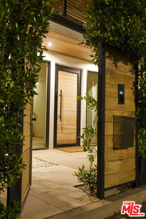 8455 Franklin Avenue Los Angeles, CA 90069