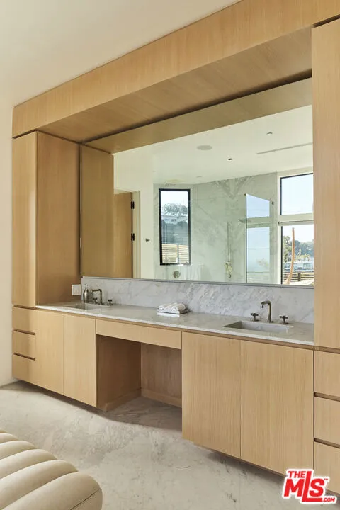 8455 Franklin Avenue Los Angeles, CA 90069