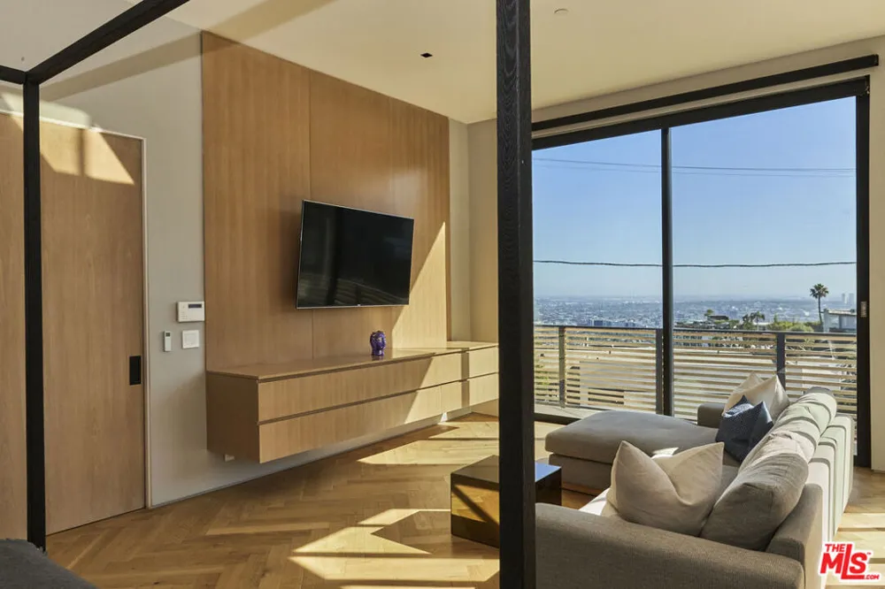 8455 Franklin Avenue Los Angeles, CA 90069