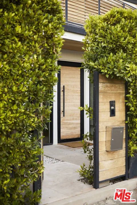 8455 Franklin Avenue Los Angeles, CA 90069