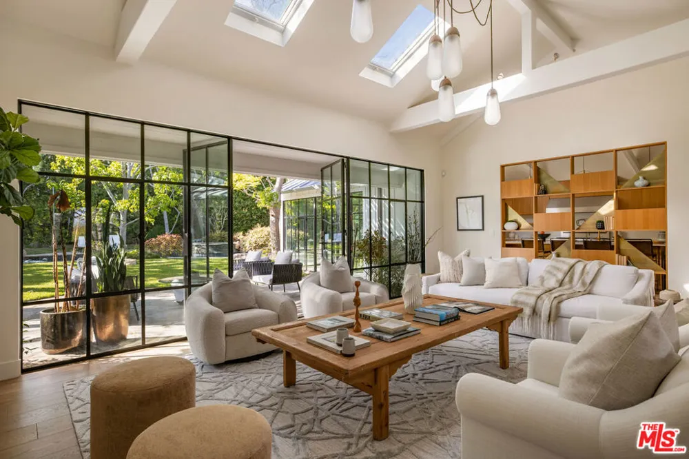 13627 W Sunset Boulevard Pacific Palisades, CA 90272