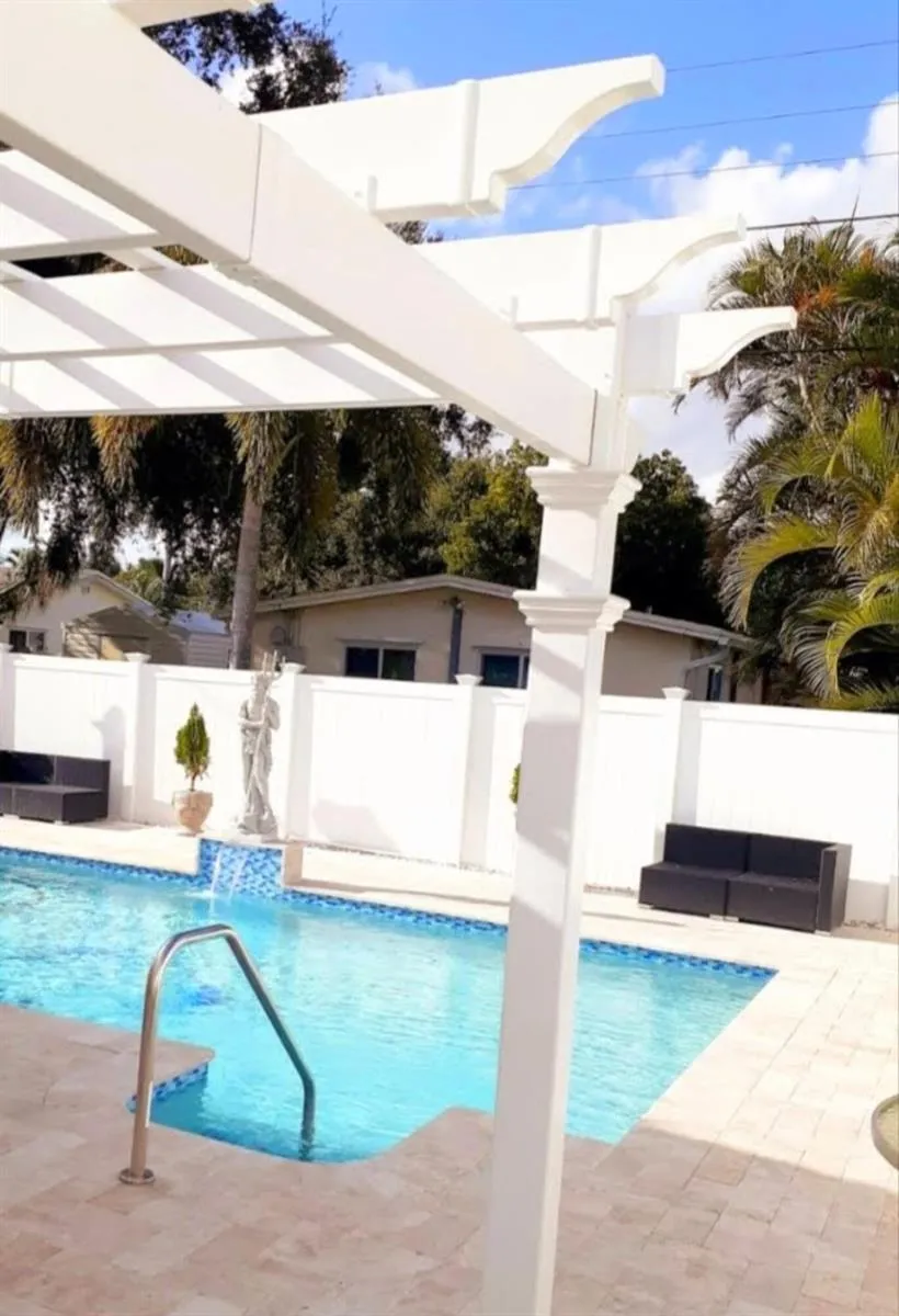 6521 HARDING STREET Hollywood, FL 33024