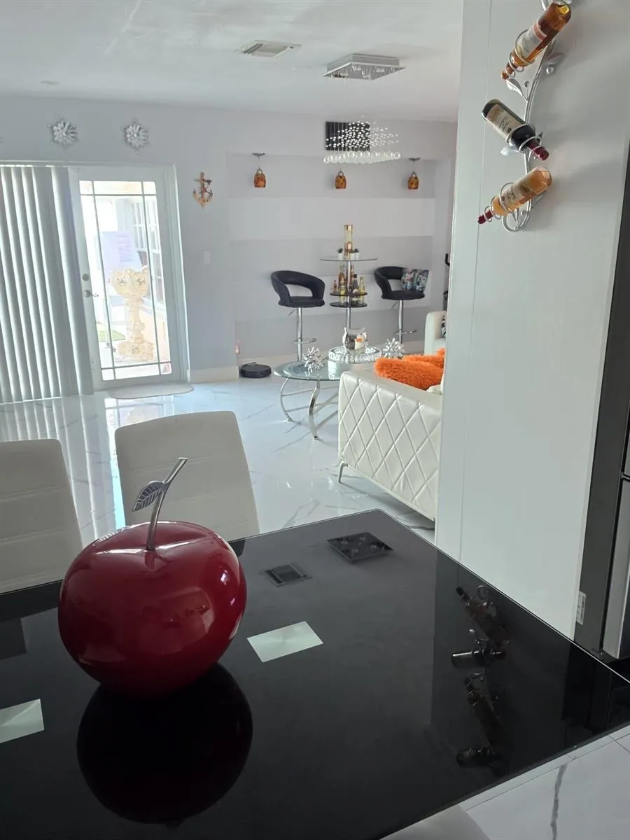 6521 HARDING STREET Hollywood, FL 33024