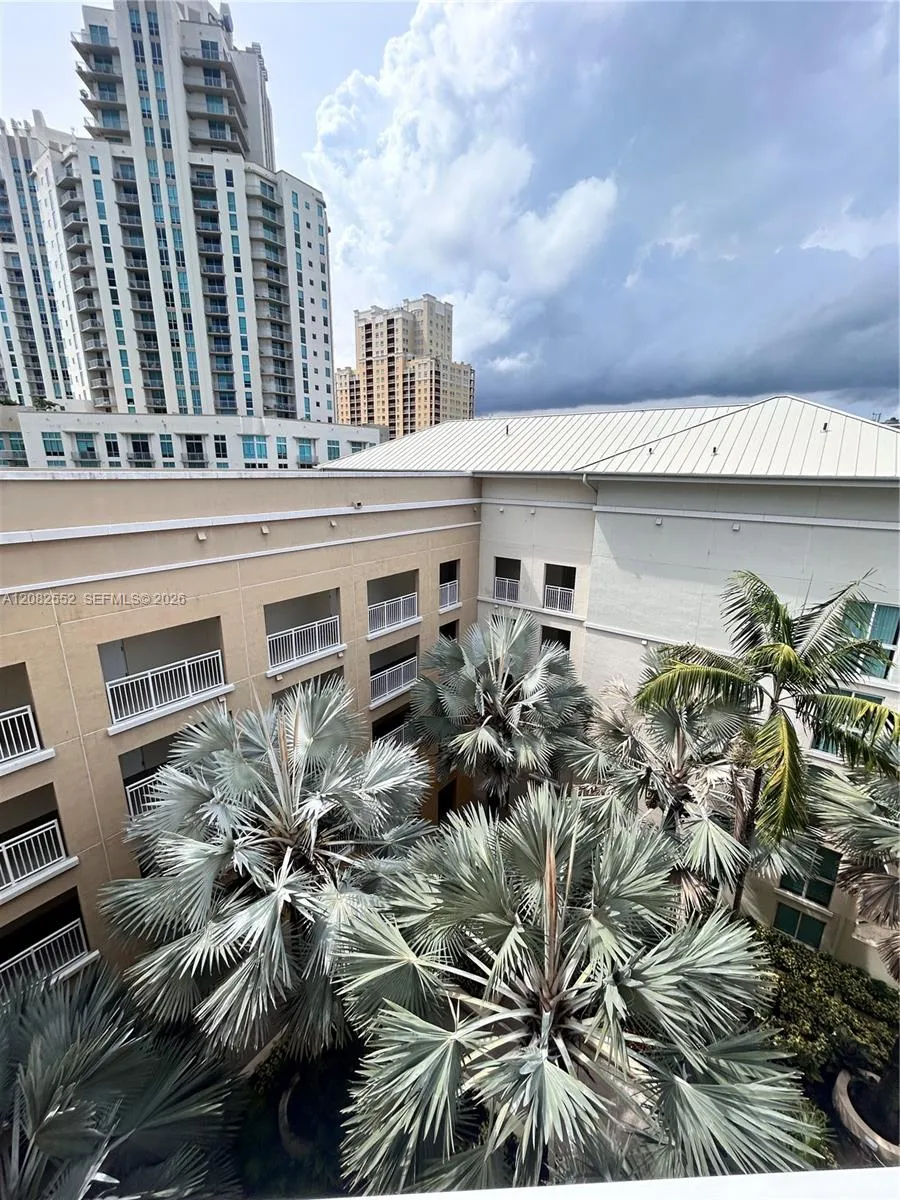 7275 SW 90th Way #605 Miami, FL 33156