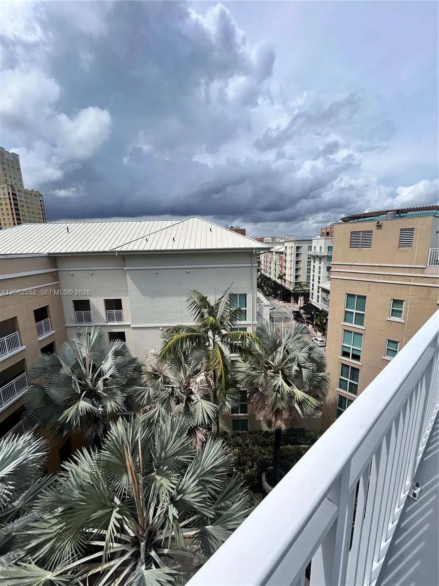 7275 SW 90th Way #605 Miami, FL 33156