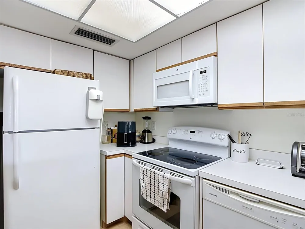 5925 TRAILWINDS DRIVE #925 Fort Myers, FL 33907