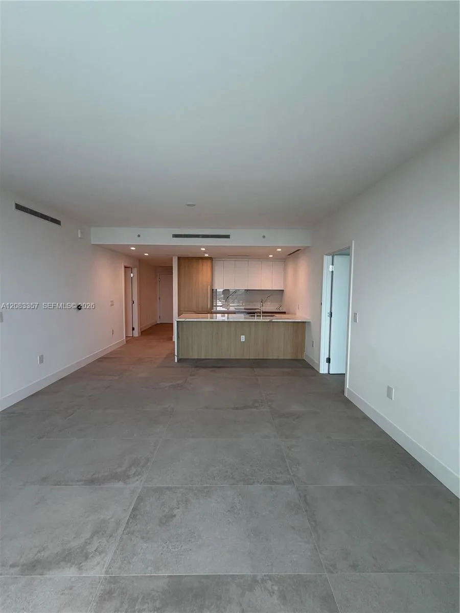 2411 Laguna Cir #2508 North Miami, FL 33181